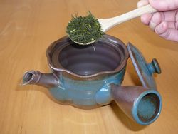 茶葉を急須に入れる